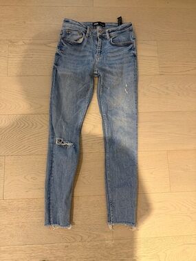 Zara Light Blue Cropped Distressed Women's Jeans